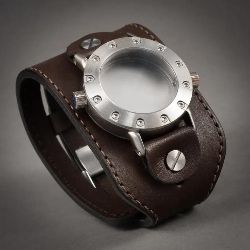 Szeroki pasek SZ‑15  i przeszyciem, zestawiony z klasycznym zegarkiem o srebrnej kopercie