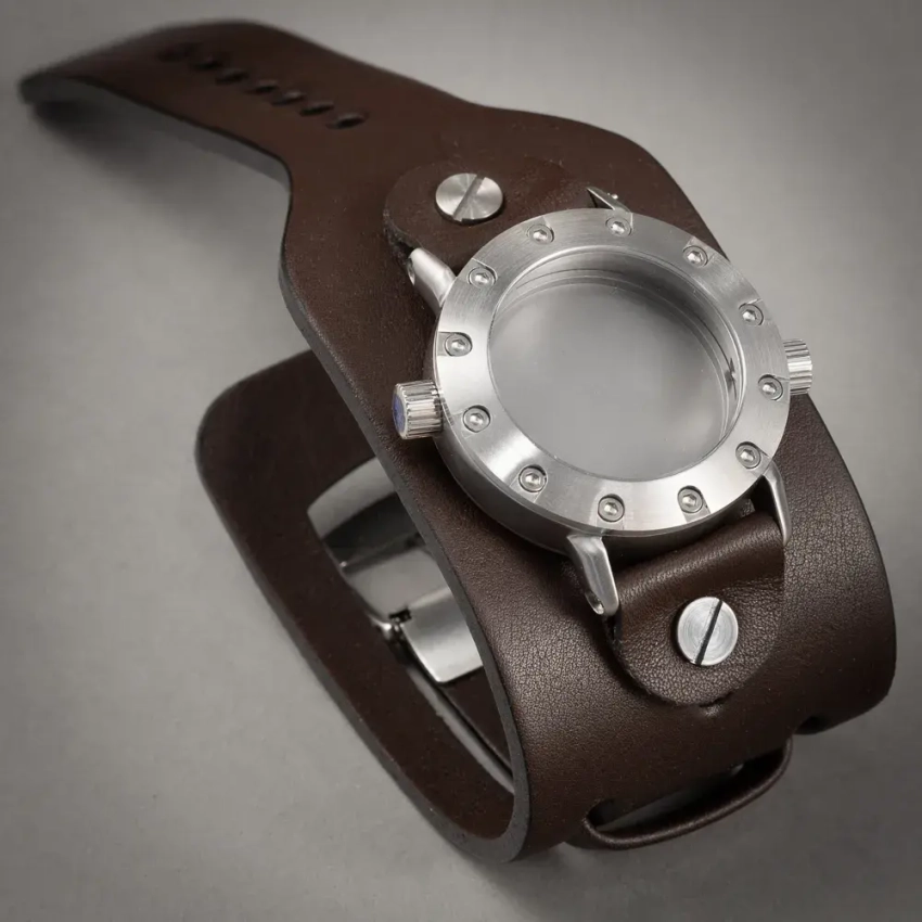 Brązowy pasek SZ‑15 bez przeszyć – zaprezentowany z zegarkiem o wyrazistej kopercie