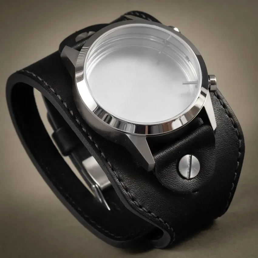 Czarny pasek SZ‑15 z grafitowym przeszyciem, zaprezentowany przy zegarku o technicznej stylistyce