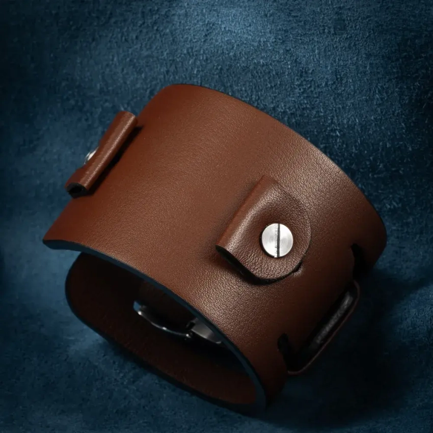 Propozycja kolorystyczna SZ‑15 z brązowej skóry licowej – zestawienie pasujące dla klasycznego zegarka