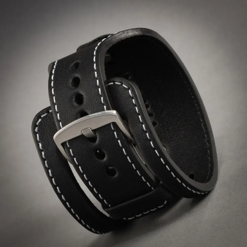 Propozycja kolorystyczna SZ‑15 z czarnej skóry i białą nicią – kontrastowy układ bez przeszyć ozdobnych