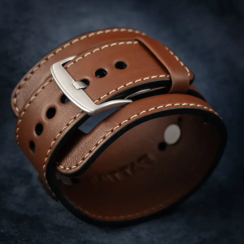 SZ-15 – brązowa skóra licowa z kremową nicią, szeroka forma