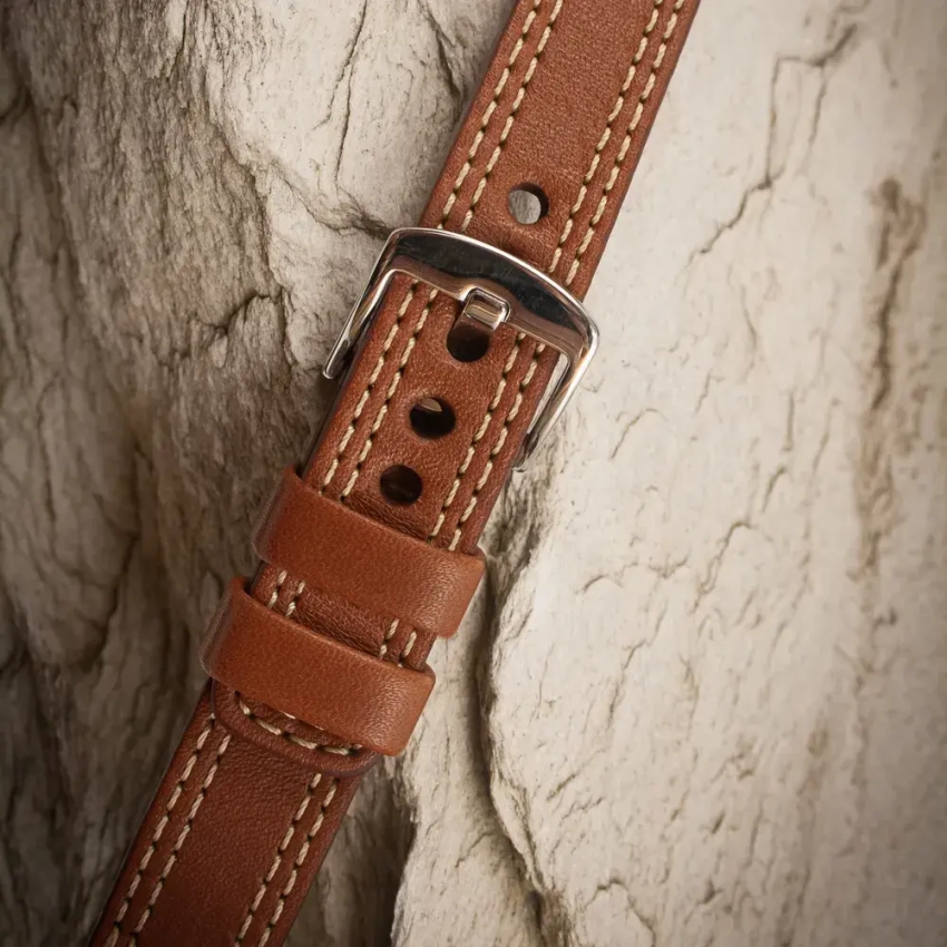 Skórzany pasek w brązie z równoległym przeszyciem – klasyczny układ