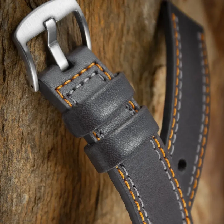 Konfiguracja z szarą licową skórą i symetrycznym podwójnym szwem – detal w neutralnej tonacji