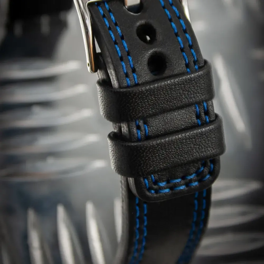 Skórzany pasek w kolorze czarnym z podwójnym przeszyciem w intensywnym odcieniu niebieskiego