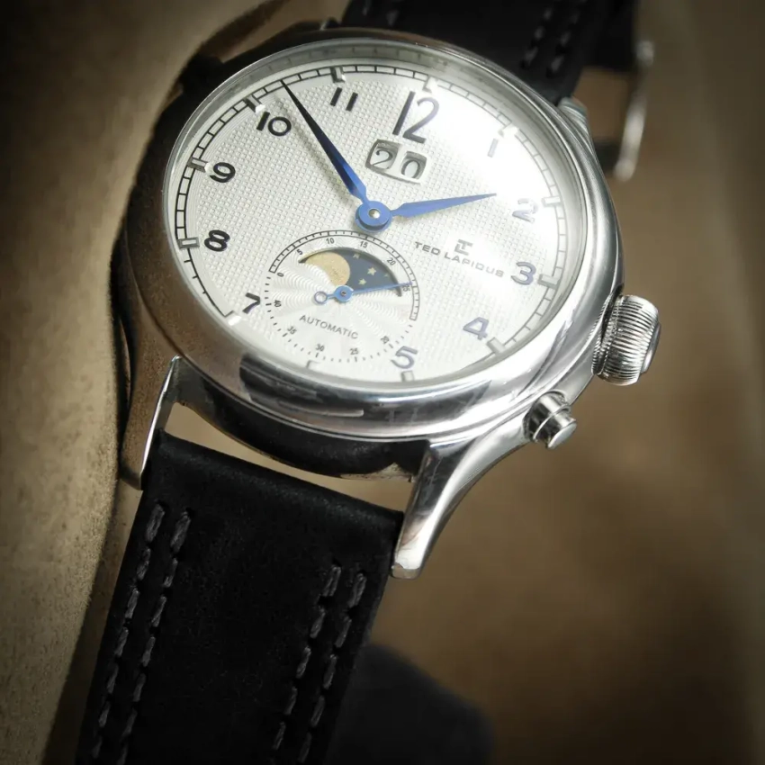 Czarno-grafitowy pasek zestawiony z zegarkiem Ted Lapidus – stonowana konfiguracja z subtelnym kontrastem