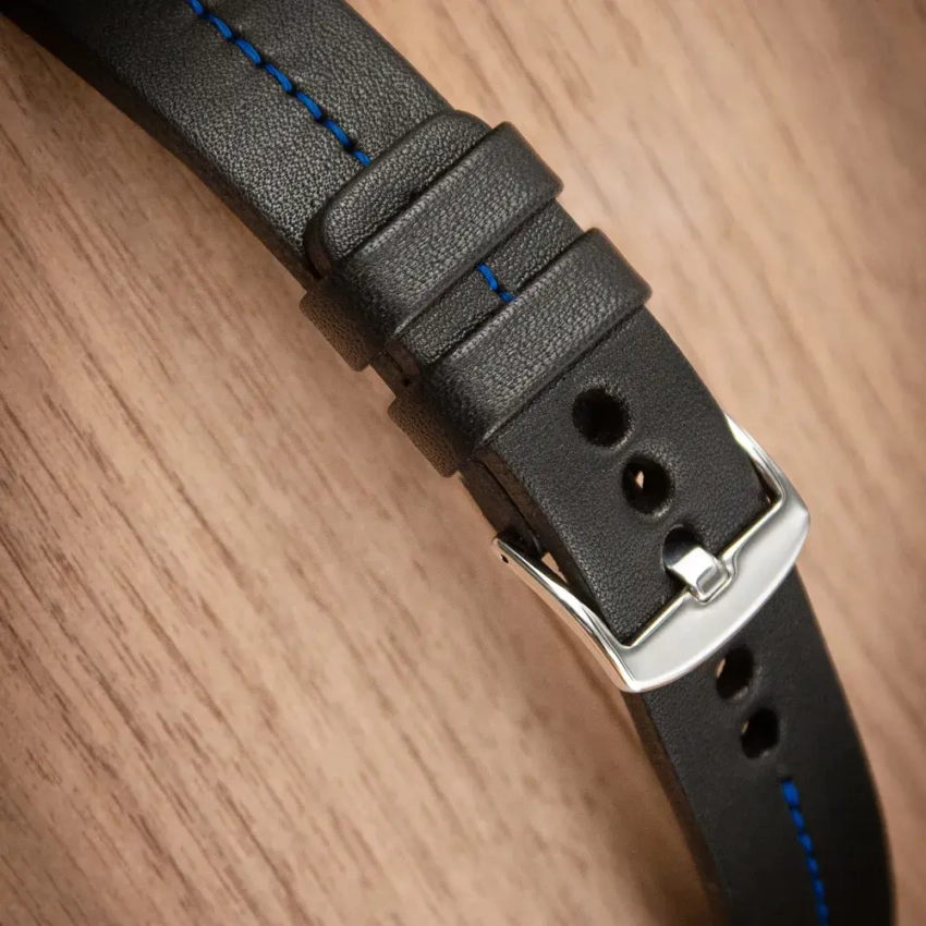 Czarny pasek zegarkowy z licowej skóry z centralnym przeszyciem w kolorze niebieskim