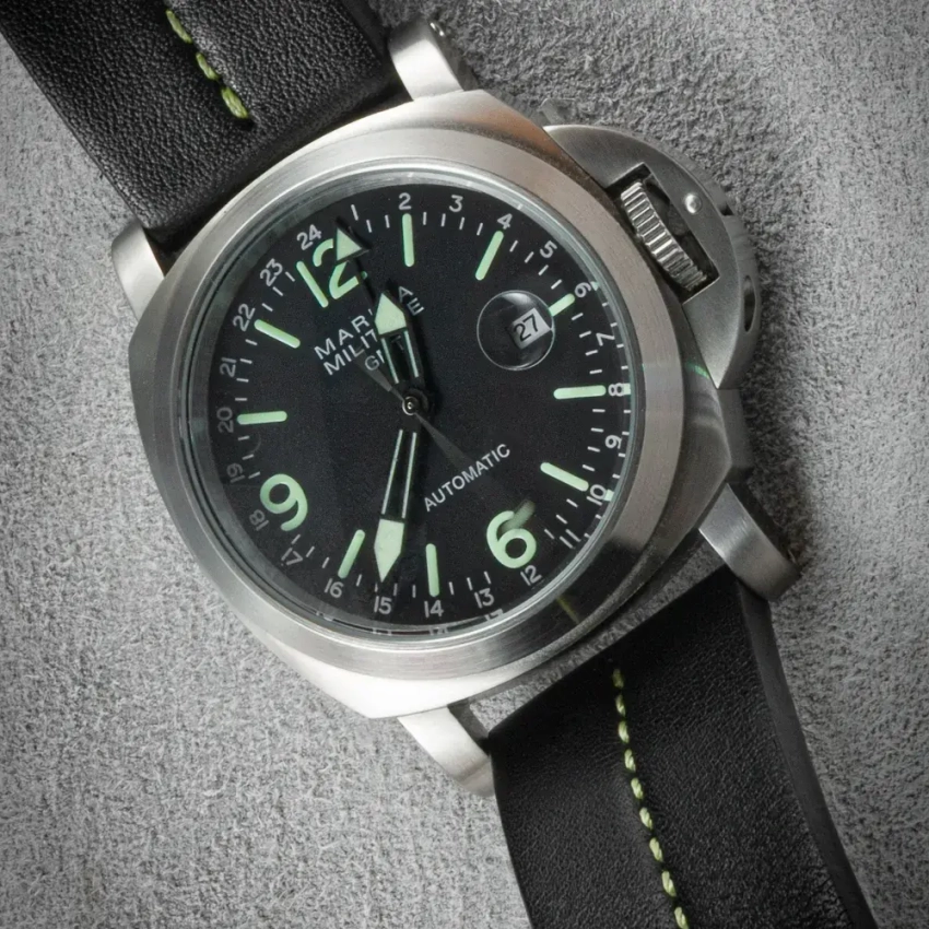 Czarny pasek z seledynowym przeszyciem przy zegarku Marina Militare – wyrazisty kontrast i precyzyjne wykończenie