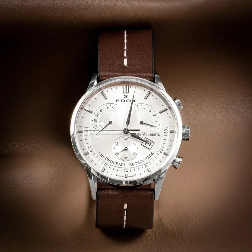 Brązowy pasek z białą nicią zestawiony z zegarkiem EDOX – klasyczne uzupełnienie dla jasnej tarczy