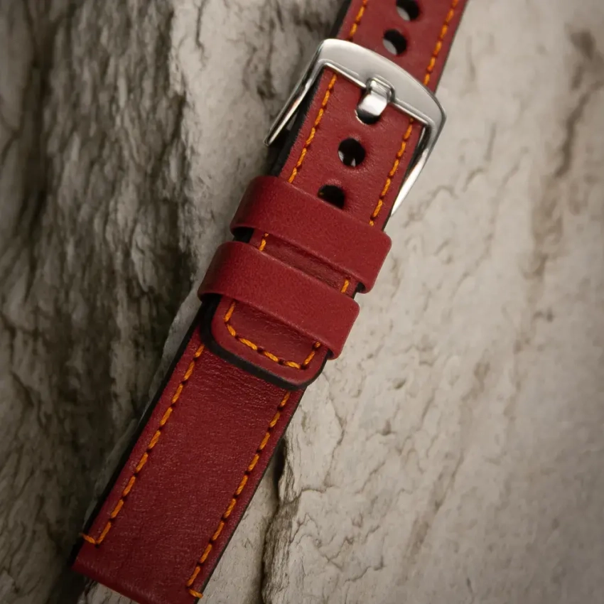 Czerwony pasek skórzany z pomarańczowym przeszyciem – inspiracja zegarkowa
