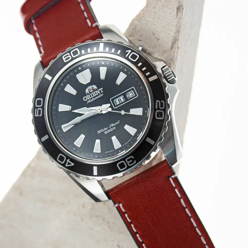 Czerwony pasek z białą nicią – odważna konfiguracja dla zegarka Orient Czerwony pasek z białą nicią – odważna konfiguracja dla zegarka Orient FEM75001B6