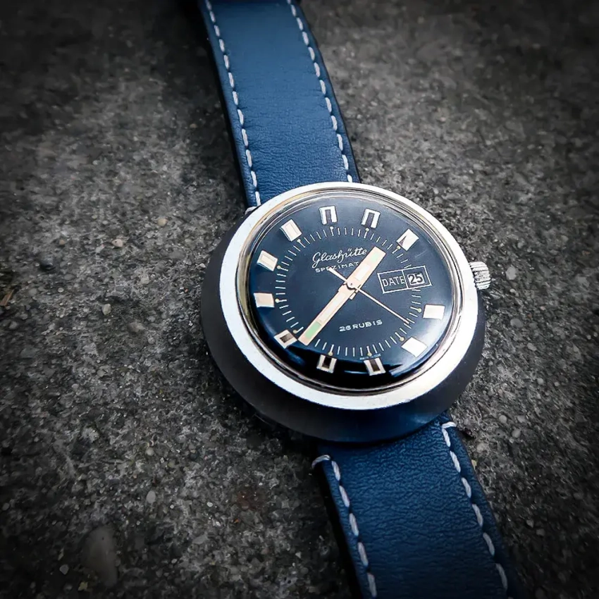 Niebieski pasek z jasną nicią – klasyczne zestawienie z zegarkiem Glashütte Spezimatic