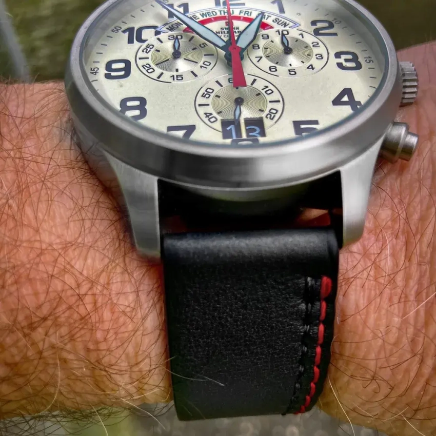 Czarny pasek z czerwono-czarnym przeszyciem. Przykład z modelem Swiss Military