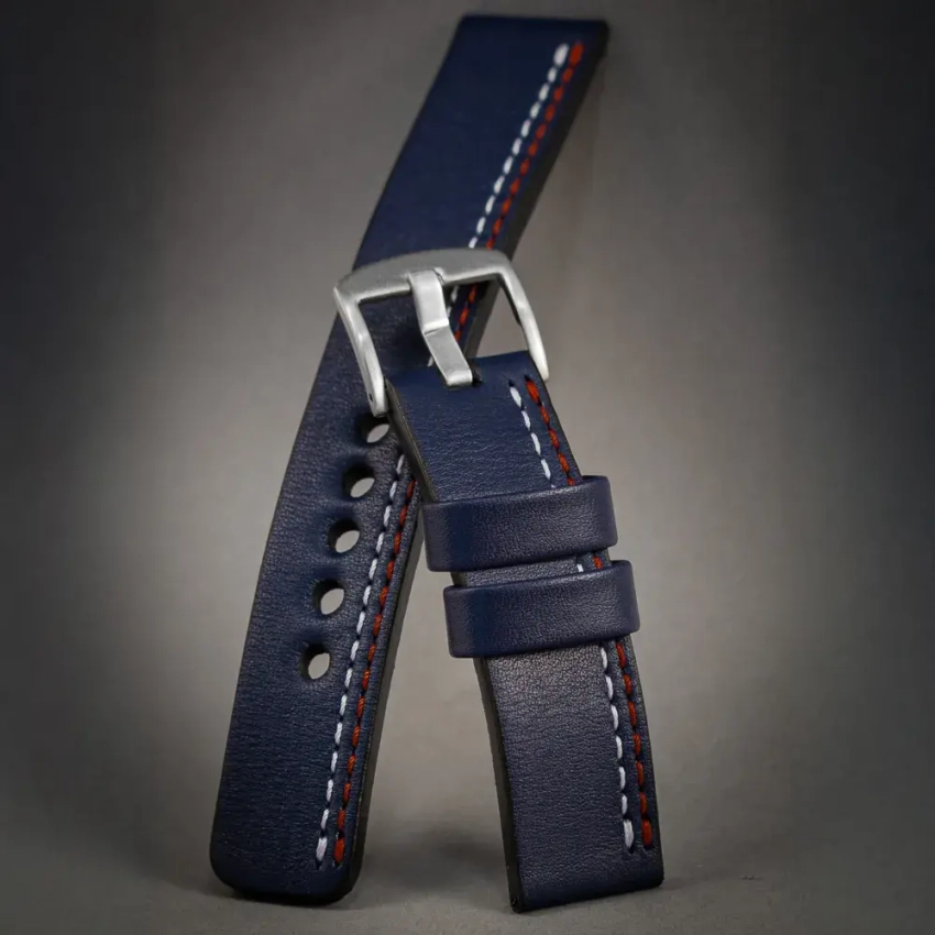 U-61 – granatowy pasek z naturalnej skóry licowej z biało-czerwonym przeszyciem