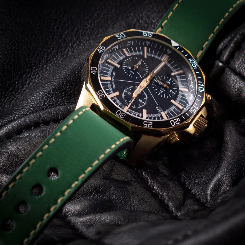 Zielony pasek skórzany z kremowym przeszyciem – wariant mod.63