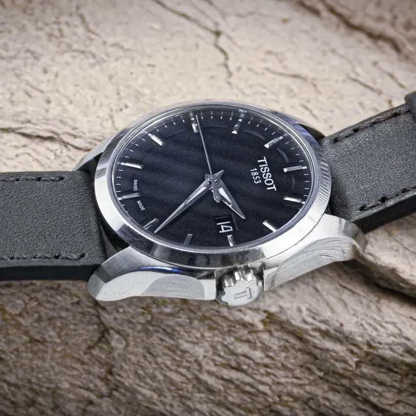 Szary pasek ton w ton zestawiony z zegarkiem Tissot Couturier – spokojna i elegancka propozycja