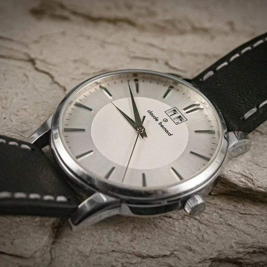 Czarny pasek z białym przeszyciem zestawiony z zegarkiem Claude Bernard – klasyczna konfiguracja z lekkim kontrastem