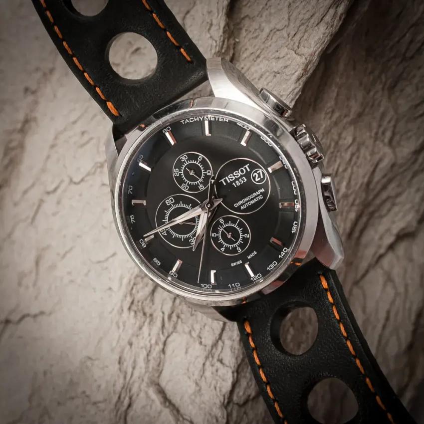 Czarny pasek perforowany  z pomarańczową nicią – zegarek TISSOT Couturier Automatic Chronograph