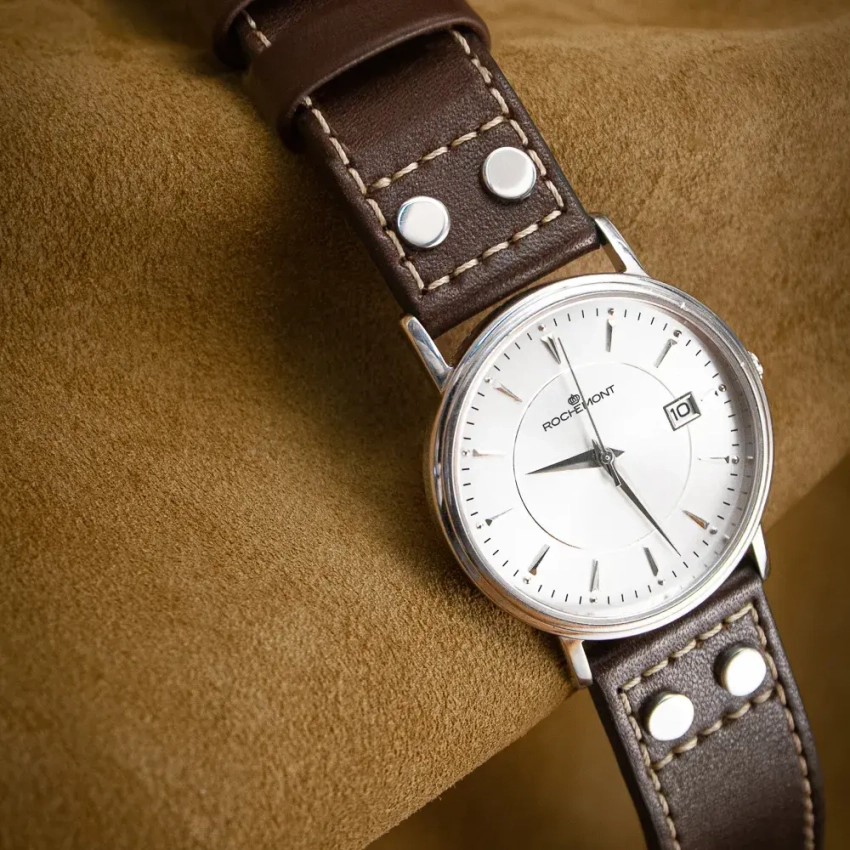 Brązowy pasek z nitami i zegarek  Rechemont – inspiracja klasyką z surowym akcentem