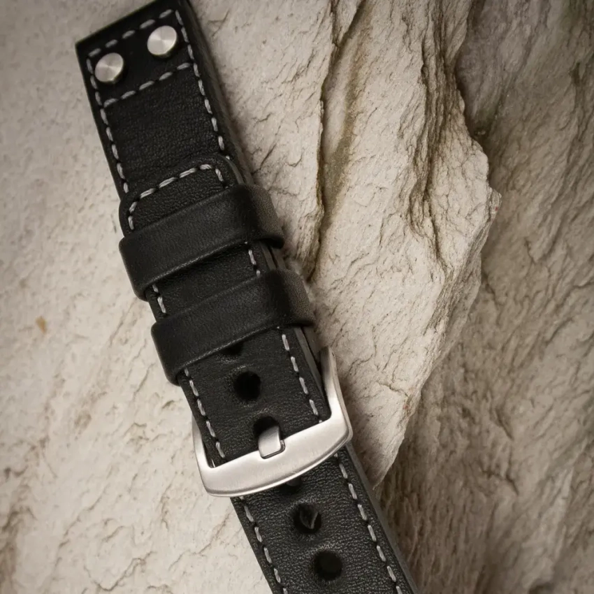 Czarny pasek skórzany z nitami i szarą nicią – model U‑66