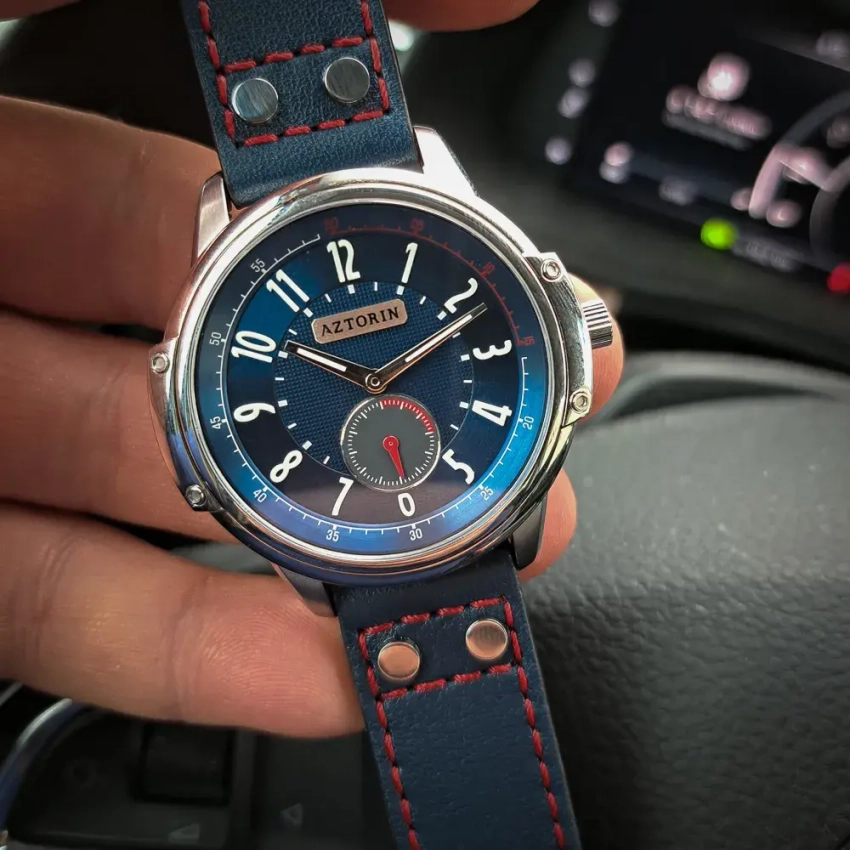 Niebieski pasek z czerwonym przeszyciem – inspiracja do Aztorin Casual