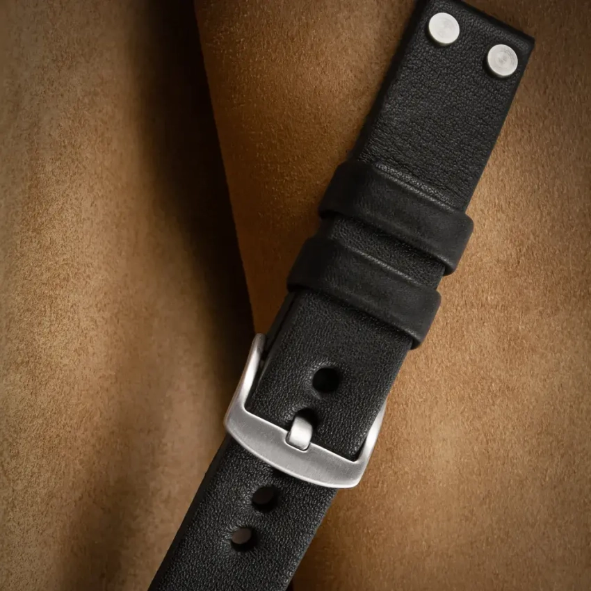 Czarny pasek U‑68 bez przeszyć  z gładkiej skóry i nitami w stylu lotniczym