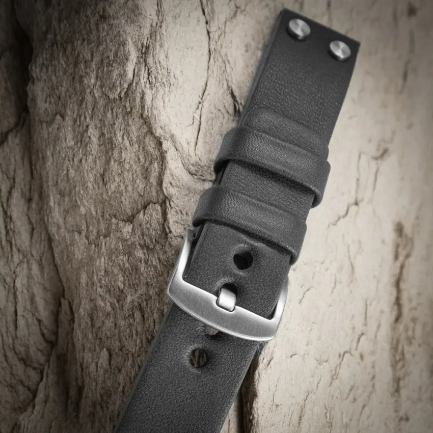 Szary skórzany pasek bez przeszyć z metalowymi nitami – U‑68