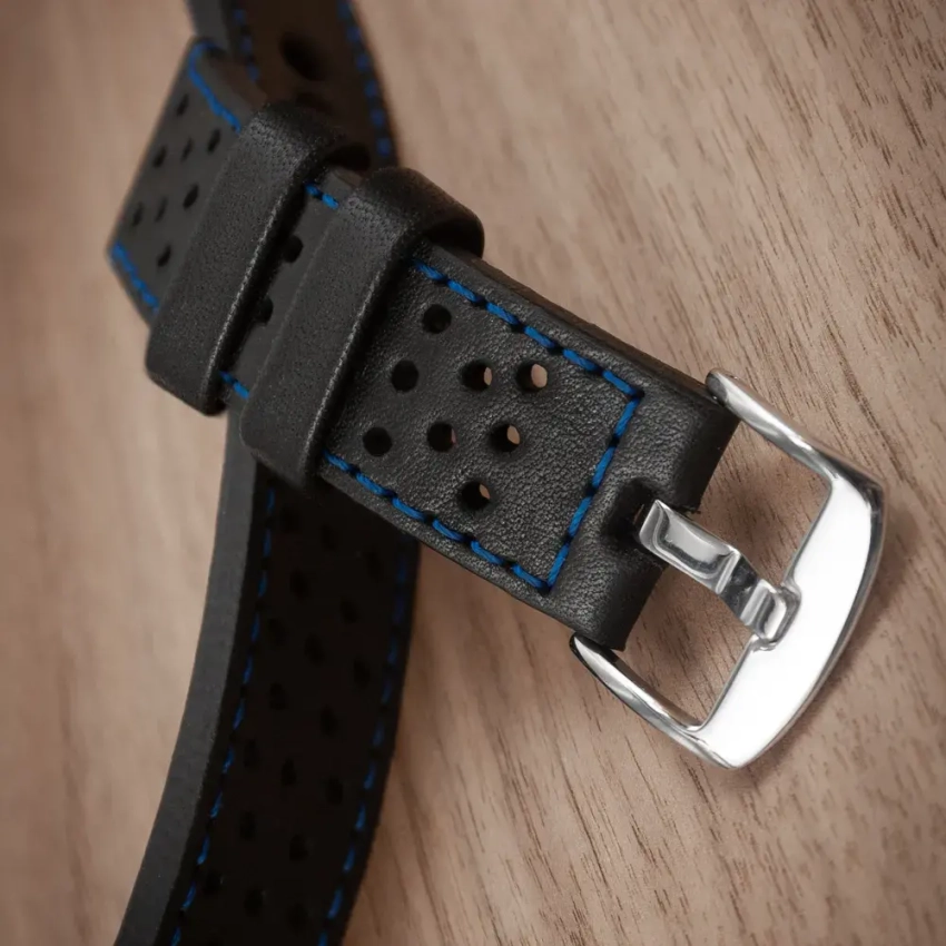 Czarny pasek ze skóry z perforacją i niebieskim przeszyciem – inspiracja U‑70