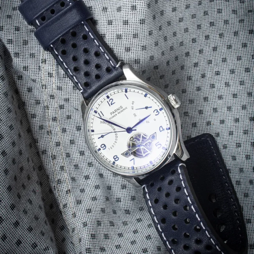 Granatowy pasek z białą nicią i zegarek Parnis – wariant perforowany