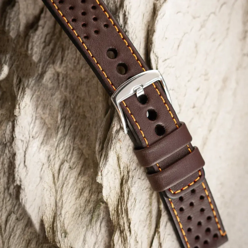 Brązowy skórzany pasek z otworami i pomarańczową nicią – wzór U‑70