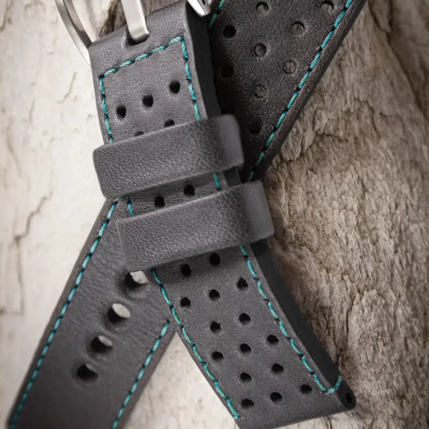 Szary pasek perforowany z turkusową nicią – propozycja kolorystyczna