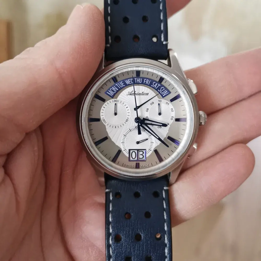 Granatowy perforowany pasek dla zegarka Adriatica A1193 – subtelna konfiguracja