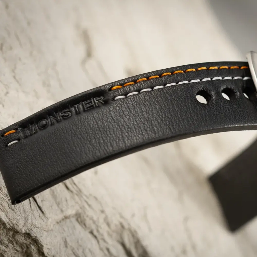 Czarny pasek z podwójnym przeszyciem w kolorze białym i pomarańczowym – wariant modelu U‑72