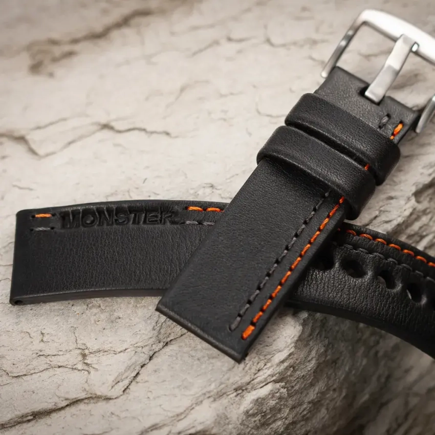 Pasek z czarnej skóry licowej z tłoczeniem i dwukolorowym przeszyciem – grafit i pomarańcz, model U‑72