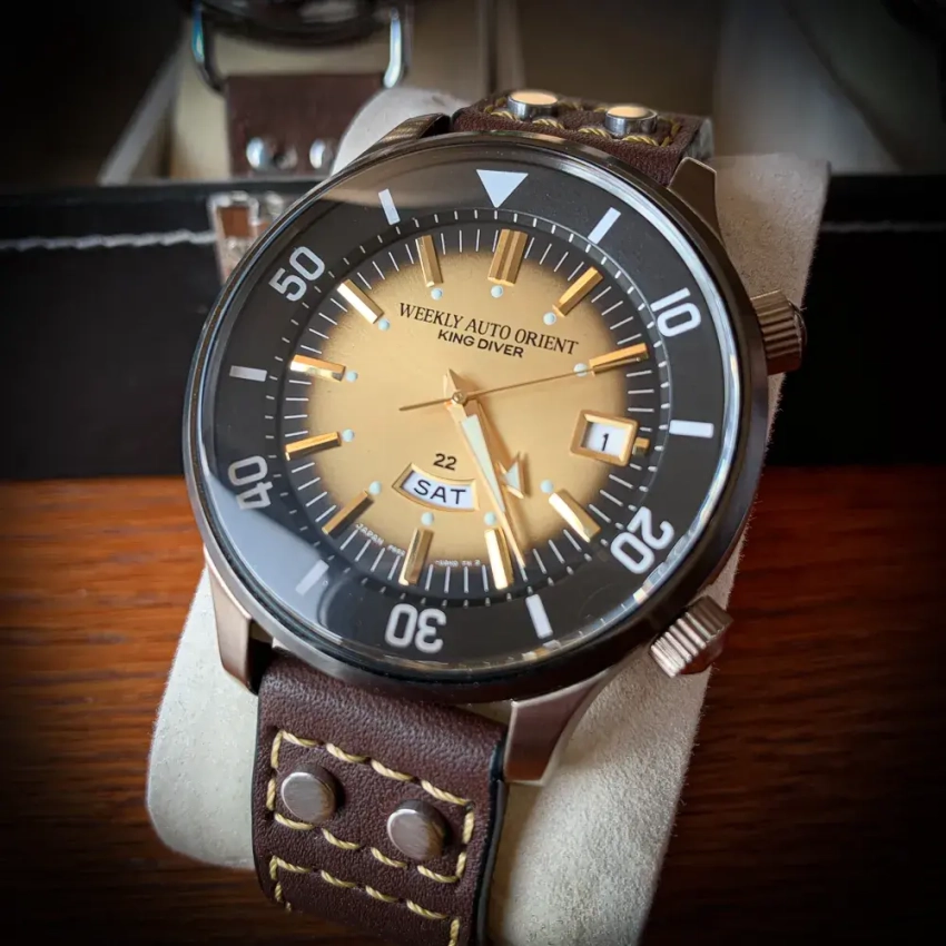 U-76 – brązowy pasek ze skóry licowej z beżowym przeszyciem i nitami, widoczny przy zegarku Orient