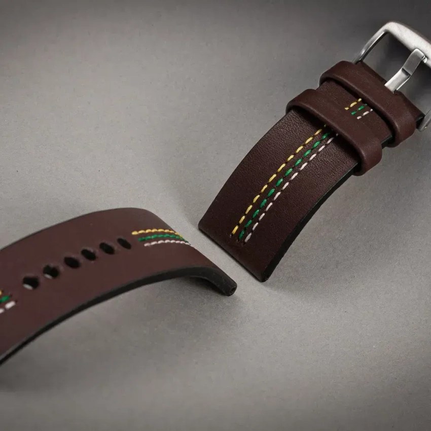 U-80 – brązowy pasek z potrójnym przeszyciem biało-zielono-żółtym na licowej skórze