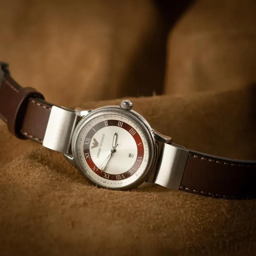 Brązowy pasek K‑100 z licowej skóry, z przeszyciem w tym samym kolorze – przy zegarku z jasną tarczą