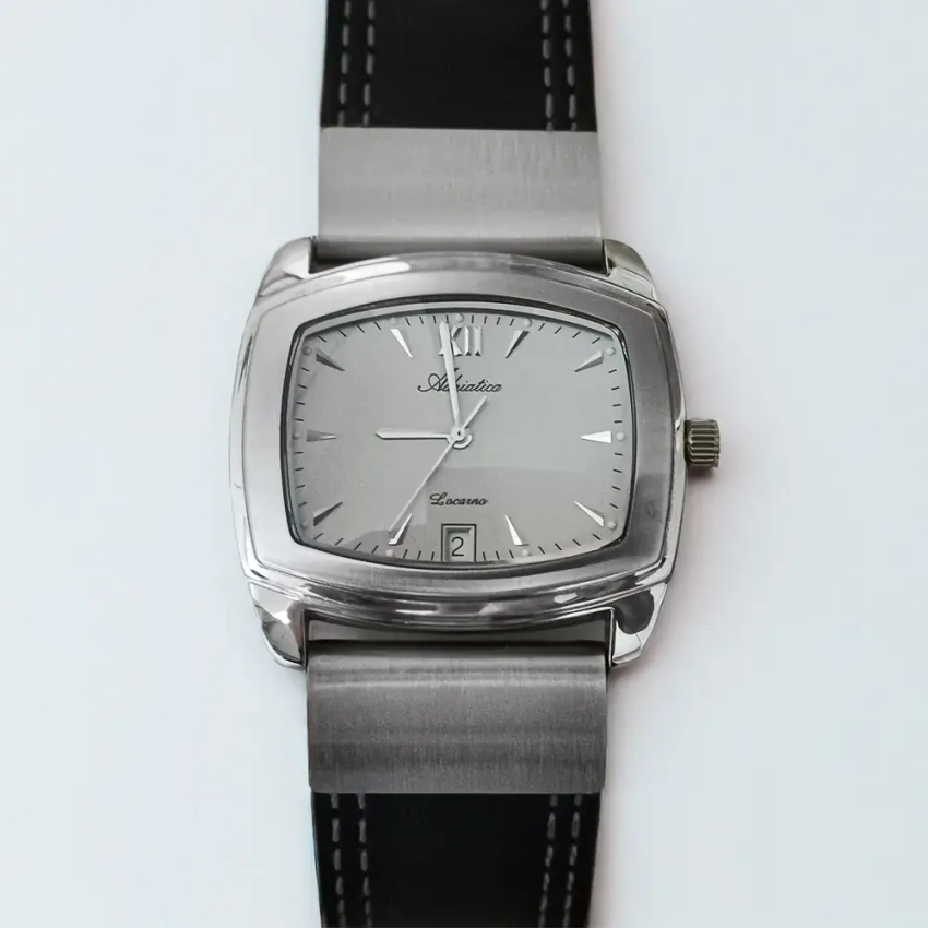 Czarny pasek K‑102 z podwójnym szarym przeszyciem w zestawieniu z zegarkiem Adriatica