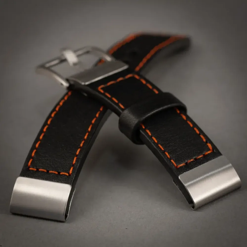 K‑104 z czarnej skóry licowej z pomarańczowym przeszyciem i stalowymi okuciami