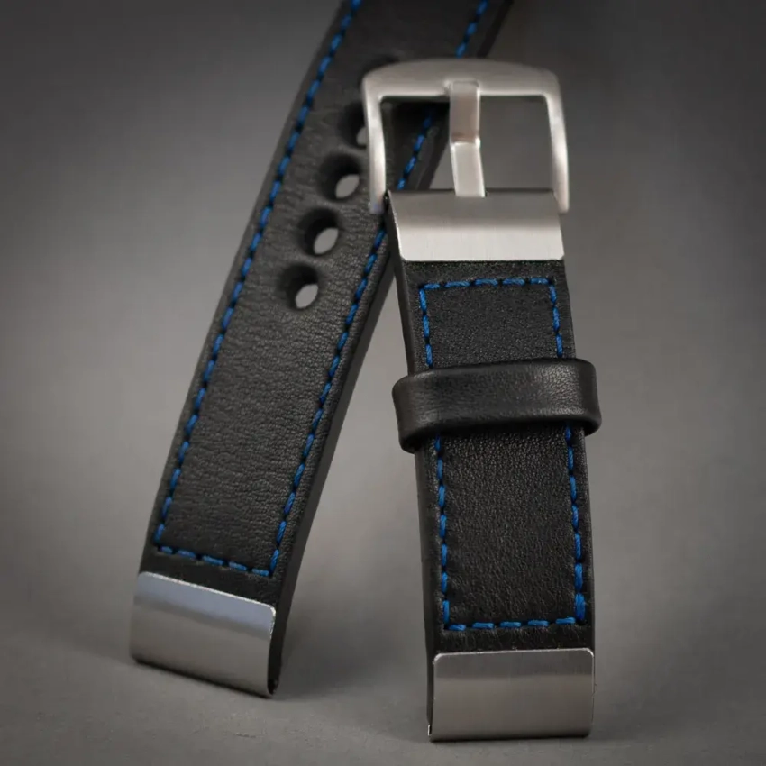 Czarny pasek K‑104 z licowej skóry z niebieską nicią i stalowymi okuciami