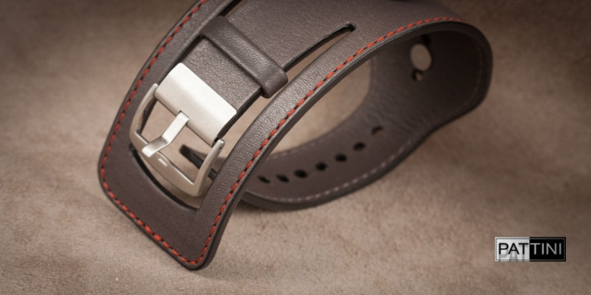 SZ-15 – szary pasek z naturalnej skóry licowej z czerwonym przeszyciem, wariant szeroki