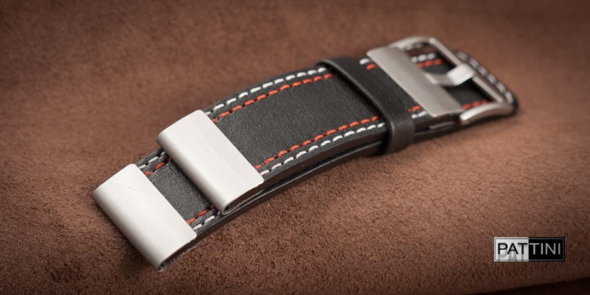 Pasek K‑102 ze skóry licowej z podwójnym biało‑czerwonym szyciem i stalowymi okuciami