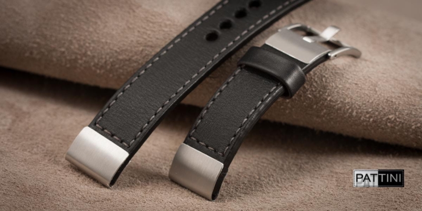 Czarny pasek z przeszyciem grafitową nicią i stalowymi okuciami